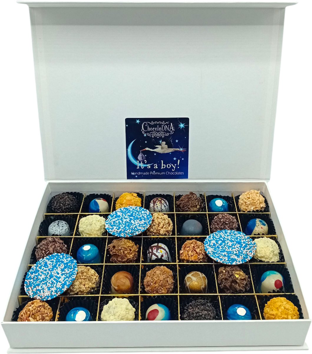 Geboortebox Groot 35 It's a Boy luxe chocolade Truffels & Pralines: Geboortebox_Geboortecadeau_Kraamcadeau_Cadeau Baby_Handgemaakte chocolade geboorte cadeau_Chocoladetruffels_Bonbons_Geschenkdoos_Moeder_Vegatarisch_Baby Love