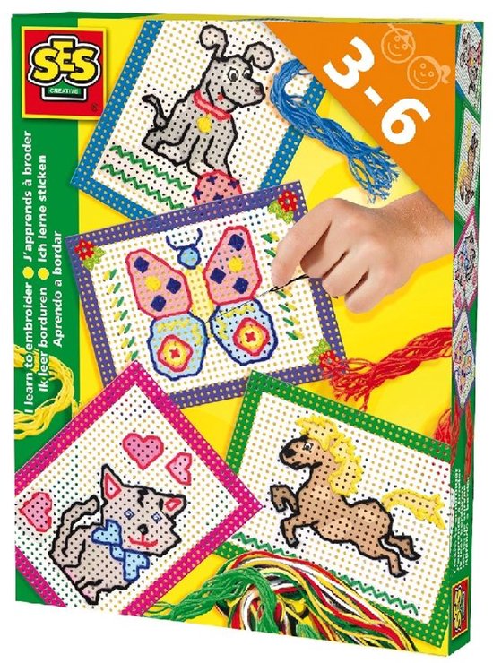 SES Creative – Ik Leer Borduren – 4 Borduurkaarten met Kunststof Naald, Vingerhoed en 5 Kleuren Garen – Creatief Montessori Speelgoed Vanaf 3 Jaar