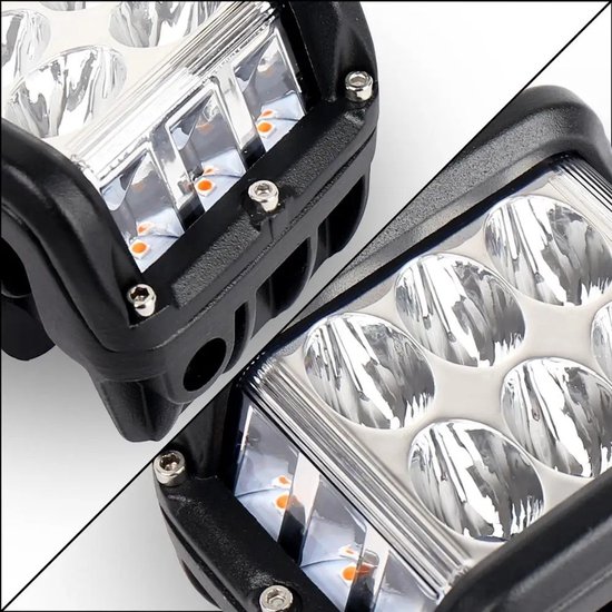 Gedetailleerd beeld van de voorkant van twee zwarte LED-lampen met reflectoren en oranje LED's.