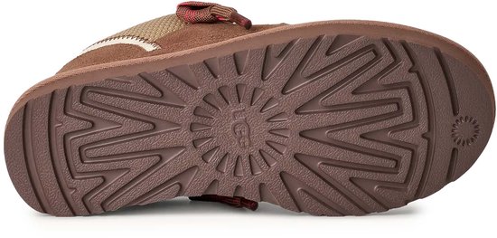 Bruine UGG sneaker zool met UGG logo in cirkelvorm.
