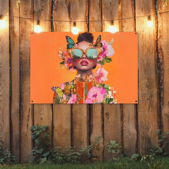 Tuinposter 120x80 cm - Tuindecoratie Vlinders - Vrouw - Zonnebril - Kleurrijk - Poster voor in de tuin - Buiten decoratie - Schutting tuinschilderij - Tuindoek muurdecoratie - Wanddecoratie balkondoek