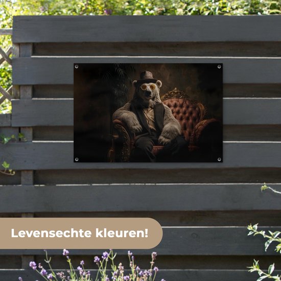Tuinposter 90x60 cm - Tuindecoratie Ijsbeer - Hoed - Bril - Stoel - Poster voor in de tuin - Buiten decoratie - Schutting tuinschilderij - Tuindoek muurdecoratie - Wanddecoratie balkondoek