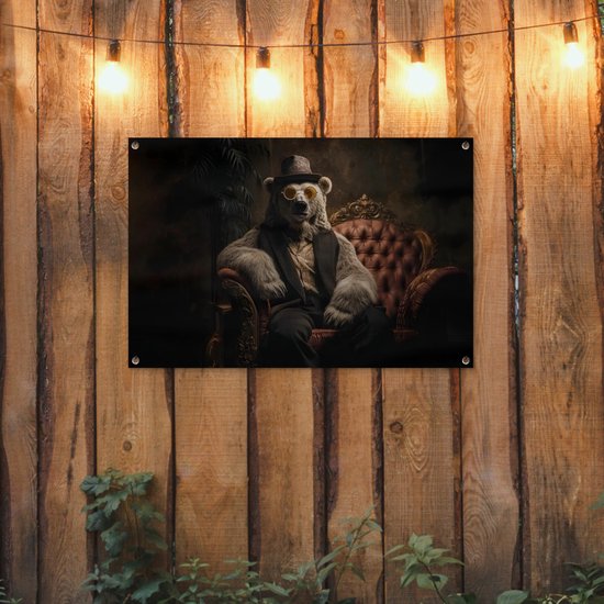 Tuinposter 90x60 cm - Tuindecoratie Ijsbeer - Hoed - Bril - Stoel - Poster voor in de tuin - Buiten decoratie - Schutting tuinschilderij - Tuindoek muurdecoratie - Wanddecoratie balkondoek