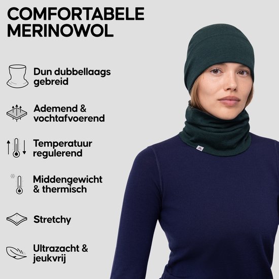 Vrouw met een donkergroene col en muts, met tekst over merinowol.
