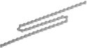Zilverkleurige 114-schakel ketting, S-vormig, op een witte achtergrond.