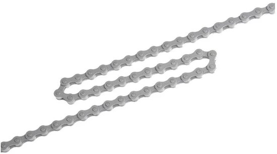 Zilverkleurige 114-schakel ketting, S-vormig, op een witte achtergrond.