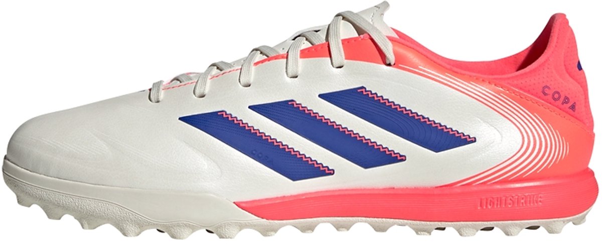 Witte adidas Copa Pure 3 turf voetbalschoenen met roze en blauwe accenten, ontworpen voor optimale balcontrole en passes.