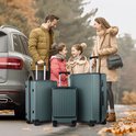 Gezin met kinderen en TAN.TOMI koffers op reis naast een auto.