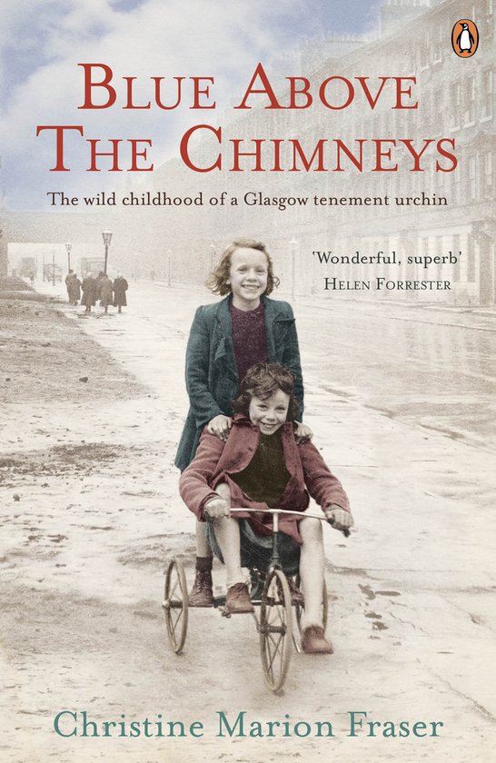Twee lachende meisjes op een driewieler in een straat. Boek 'Blue Above The Chimneys' door Christine Marion Fraser.