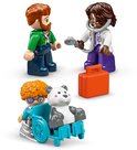 Vader, dokter en patiënt in rolstoel met panda. LEGO Duplo.
