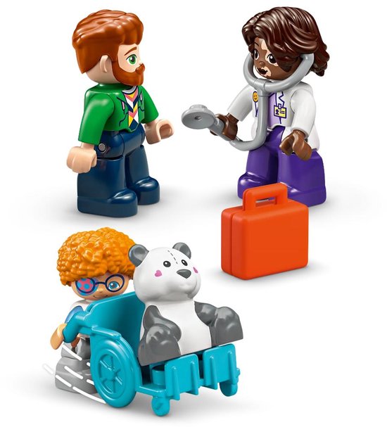 Vader, dokter en patiënt in rolstoel met panda. LEGO Duplo.