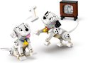 Twee LEGO Dalmatiërs, waarvan één zit, met een bot en een televisie.