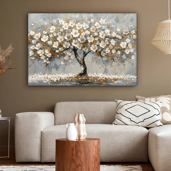 Schilderij van een boom met witte en gouden bloesems tegen een grijze achtergrond, met bloesems op de grond.