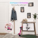 Roze kinderstep opvouwbaar en compact opgeborgen in een hal met kledingrek en mandjes.
