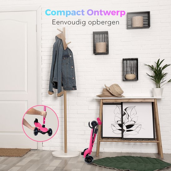 Roze kinderstep opvouwbaar en compact opgeborgen in een hal met kledingrek en mandjes.