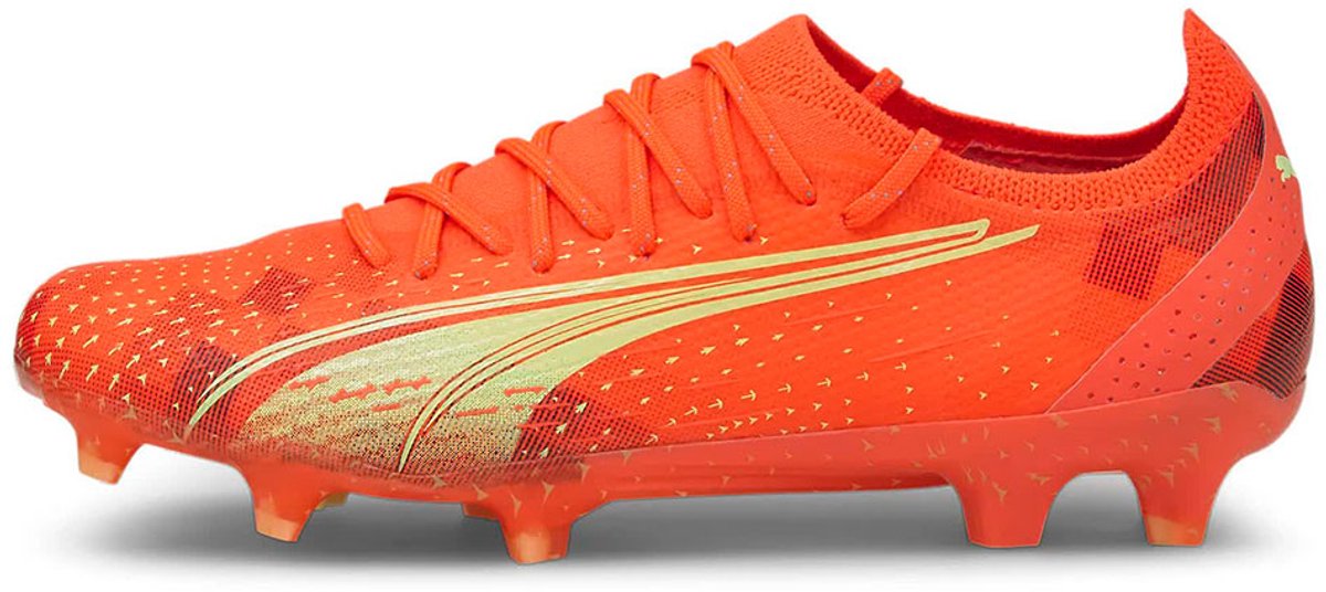 Puma Ultra Ultimate FG/AG voetbalschoenen in felrood met ultrageweven bovenwerk en stevige grondzoolplaat, maat EU 40.