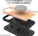 Een iPhone met een zwart MagSafe hoesje en een oranje/roze ombré hoesje, met de tekst "Inclusief MagSafe magneet voor draadloos opladen".