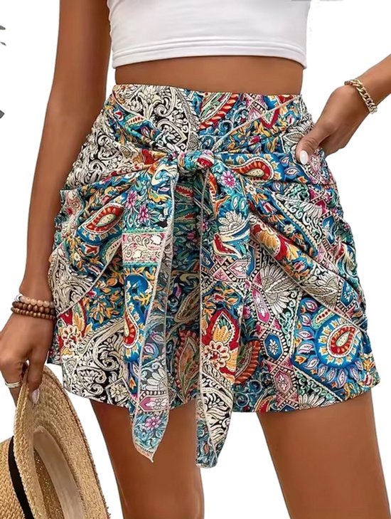 Korte broek met veelkleurig paisley-print, strik aan de voorkant, op een model.