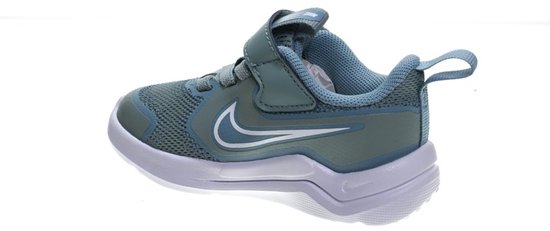 Turquoise Nike sneaker met witte zool, klittenbandsluiting en 'Running' tekst.