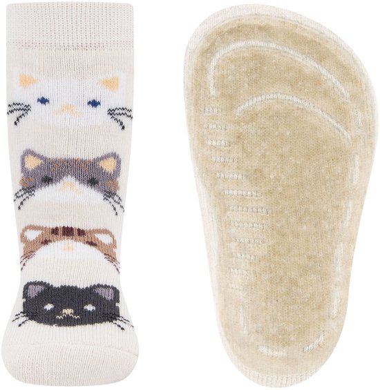 Beige sokken met vier schattige kattengezichten erop. De binnenzool is voorzien van antislip grip.