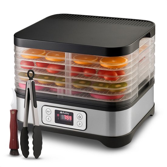 Zilverkleurige voedseldroger met 5 transparante trays gevuld met schijfjes sinaasappel, tomaat en kiwi. Met tang en mes.