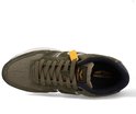 Bovenkant van een groene PME Legend sneaker met witte veters en logo.