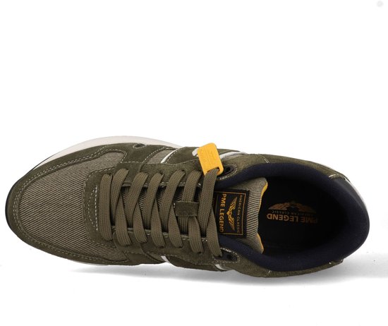 Bovenkant van een groene PME Legend sneaker met witte veters en logo.