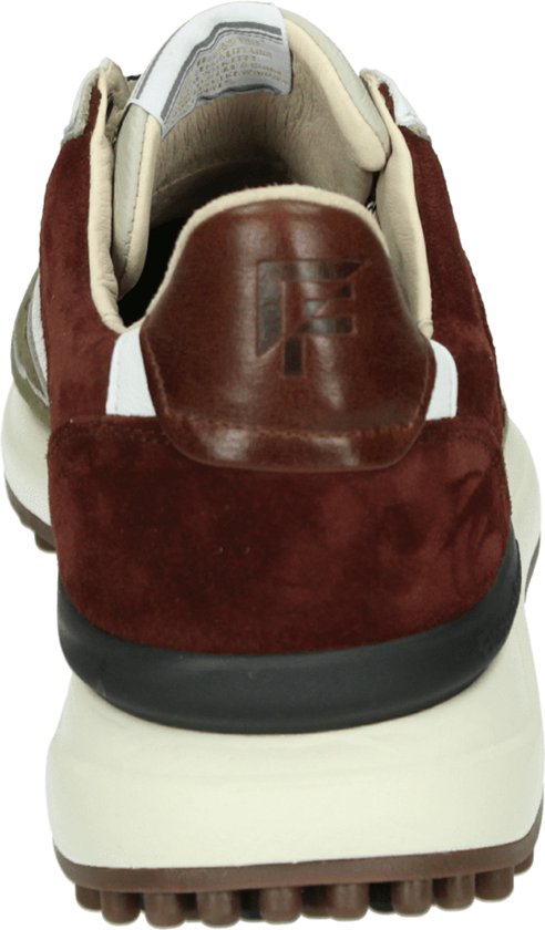 Achterkant van een groen-bruine Floris van Bommel sneaker met bruin hielstuk en F-logo op zwarte achtergrond.
