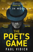 Boekcover 'The Poet's Game' van Paul Vidich. Een man met een hoed en jas staat op de voorgrond. Moskou op de achtergrond.