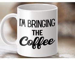 Mok Ik breng de koffie, koffiemok, grappige mok, koffieverslaafde mok, mok met citaat, perfect cadeau, mok voor koffieliefhebbers.