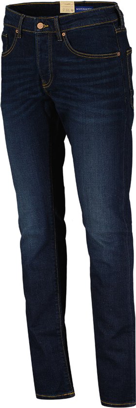 Donkerblauwe jeans met gele stiksels en stonewashed effect.