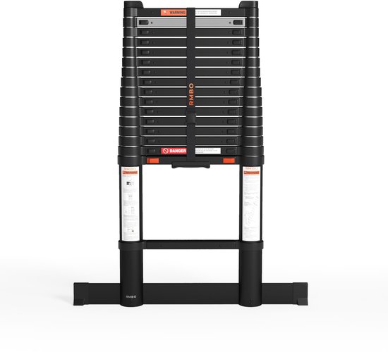 Een gesloten, zwarte telescopische ladder met het RMBO logo en informatie-stickers aan de zijkanten.