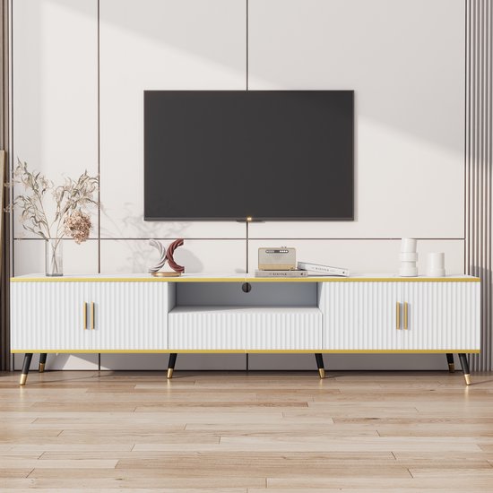 Witte tv-kast met marmerlook blad, gouden handgrepen en zwarte poten met gouden details.