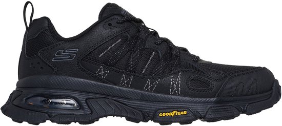 Chaussure de marche Skechers noire, vue latérale. Avec "GOODYEAR" sur la semelle et amorti d'air.