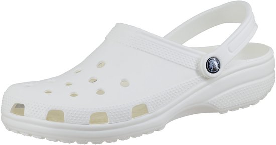 Witte Crocs clog met band om de hiel en ronde neus met ventilatiegaten.