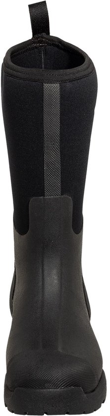 Vooraanzicht van een zwarte Muck Boot laars, met een rechte schacht en rubberen voet.