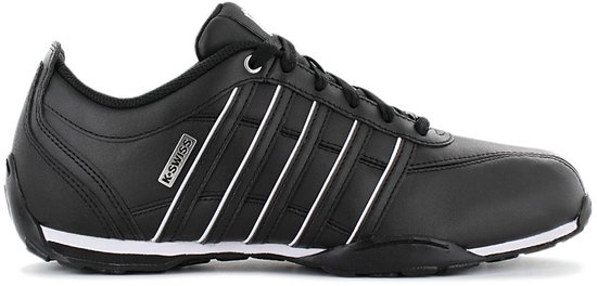 Zwarte K-Swiss sneaker met witte strepen, veters en logo op de zijkant.