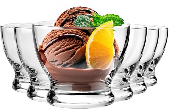 Glazen dessertkommen met chocolade-ijs, chocoladesaus, munt en sinaasappelschijfje.