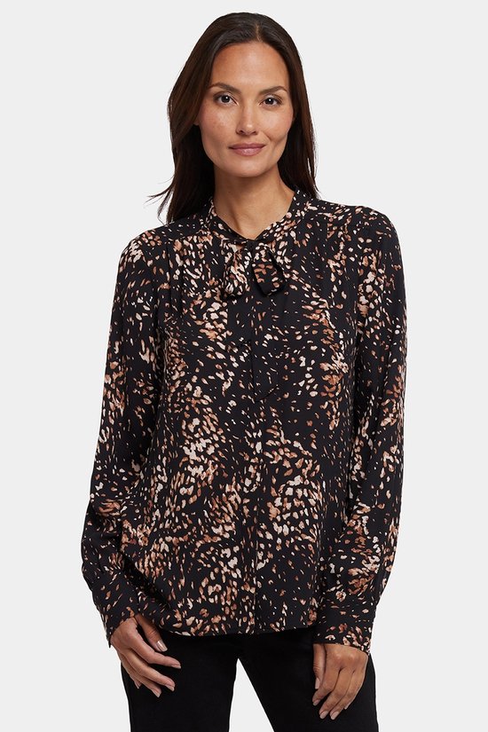 Model met zwart strik-hals blouse met bruine en beige vlekkenprint.