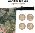 Dichtbij weergave van een wandkleed met een tropische bladerenprint en pictogrammen die de hoge kwaliteit en het onderhoudsgemak benadrukken.