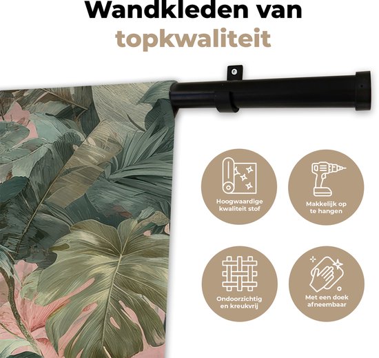 Dichtbij weergave van een wandkleed met een tropische bladerenprint en pictogrammen die de hoge kwaliteit en het onderhoudsgemak benadrukken.