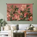 Wandkleed met roze achtergrond, twee kolibries vliegen tussen bloemen, boven een bank.