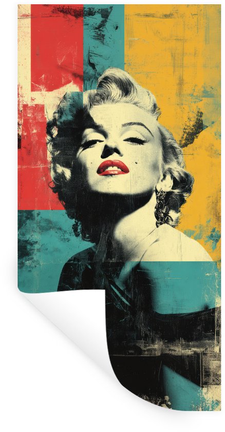 Portret van Marilyn Monroe in pop-art stijl met rode lippen, met rode, blauwe en gele kleurvlakken op de achtergrond.