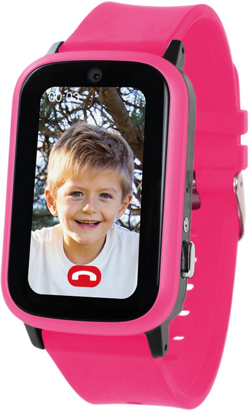 Roze one2track smartwatch met een foto van een lachend jongetje op het scherm met een rode belknop.