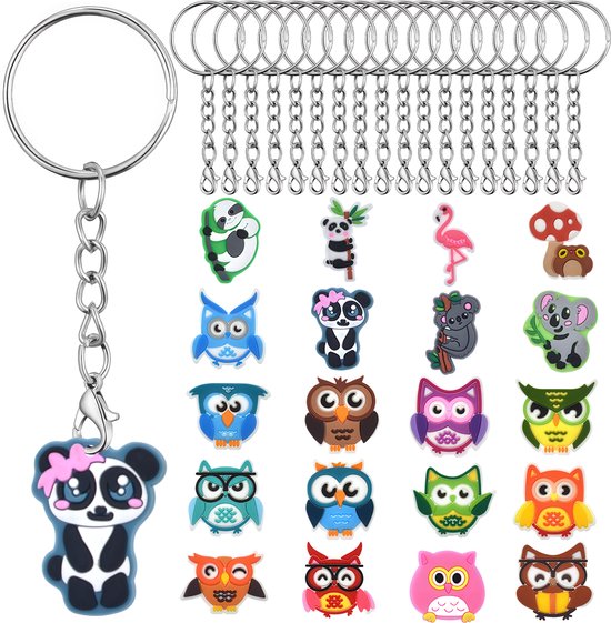 Sleutelringen en 21 bedels met dieren, waaronder uilen, panda, flamingo, koala en een paddenstoel.