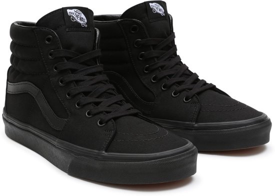Paar zwarte Vans SK8-Hi sneakers met veters en Off The Wall-tonglabel.