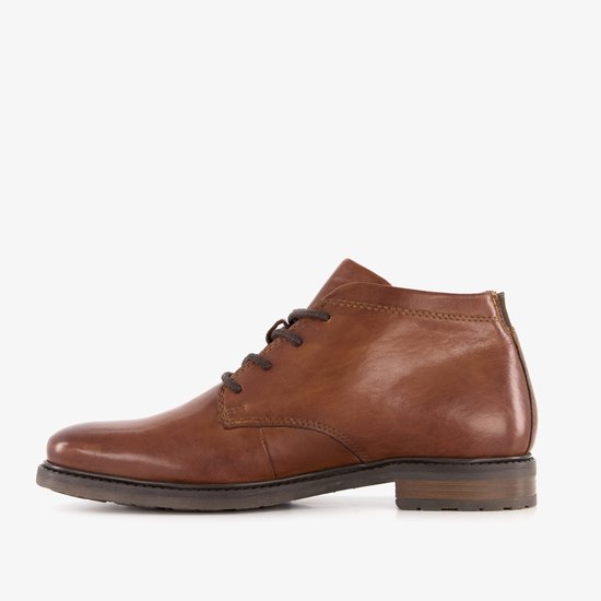 Zijkant van een cognac leren Bugatti veterschoen met veters.
