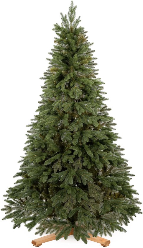 Een volle groene kunstkerstboom met houten standaard, op een witte achtergrond.