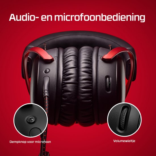 Close-up van zwarte gaming headset met rode details en audio/mic controls.