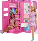 Barbie en pop in roze kleedkamer en badkamer. Pop met roze gestreepte jurk en pop met hartjesjurk.